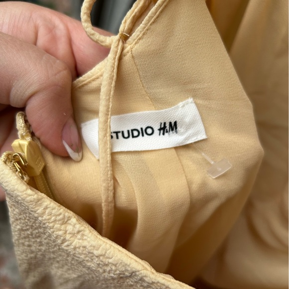 ❌SOLD❌H&M Studio Collection TWIST-DETAIL CRINKLED DRESS in Pastel Yellow - Picture 15 of 16